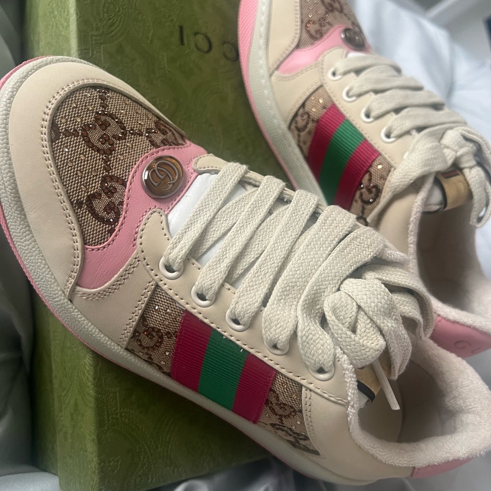 Gucci Pink and Cream Athletic Shoes with Retro Design